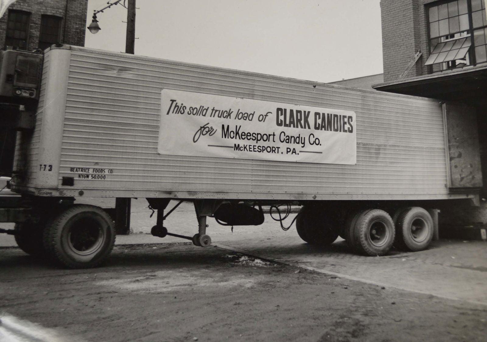 Patriotic Peppermint Puffs Bulk 5 lb. Candy Favorites