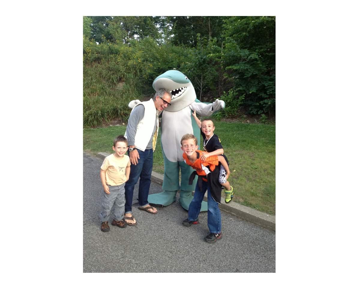 Big Energyアソート×1 wacky mart×1 Kidsmania Wacky Shark Filled with Candy 0.42 oz. - All City